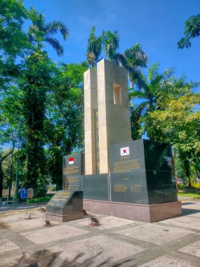 Surabaya - Endonezya, 13 Eylül 2024 Kore ve Endonezya dostluk abidelerinin barış namaz kulesinin sağ tarafı. Gündüz gözü düzeyi görünümü.