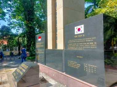 Surabaya - Endonezya, 13 Eylül 2024 Barış Duası için Endonezya Anıtı Kore ve Endonezya arasındaki dostluğun bir anıtıdır. Güneşli bir öğleden sonra.