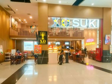 Surabaya - Endonezya, 27 Eylül 2024 Şık ahşap masa ve sandalyeli XO Suki Restoranı 'nın ön manzarası. Alışveriş merkezinin içinde..