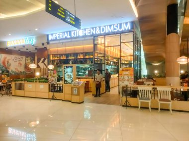 Surabaya - Endonezya, 27 Eylül 2024 Imperial Kitchen ve Dimsum restoranlarının önü açık ahşap ve zarif tasarımlı.