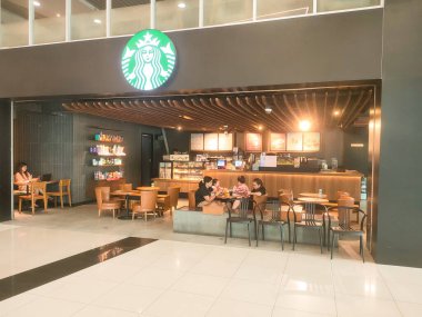 Surabaya - Endonezya, 27 Eylül 2024, Cafe Starbucks 'ın önü, koyu zarif bir tasarım..