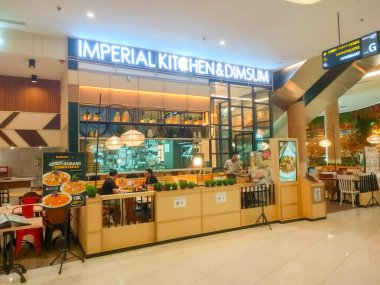 Surabaya - Endonezya, 27 Eylül 2024 Imperial Kitchen ve Dimsum restoranlarının önü açık ahşap ve zarif tasarımlı.