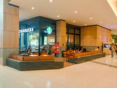 Surabaya - Endonezya, 27 Eylül 2024, Cafe Starbucks 'ın önü, koyu zarif bir tasarım..