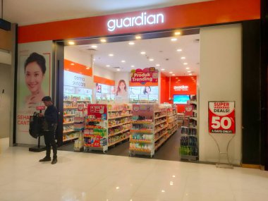 Surabaya - Endonezya, 27 Eylül 2024 Muhafız Dükkanı 'nın rafları, kozmetik ürünleri ve zarif tasarımı. Alışveriş merkezinin içinde..