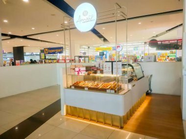 Surabaya - Endonezya, 27 Eylül 2024 Amour Cinnamon Rool 'un alışveriş merkezindeki standının önü.