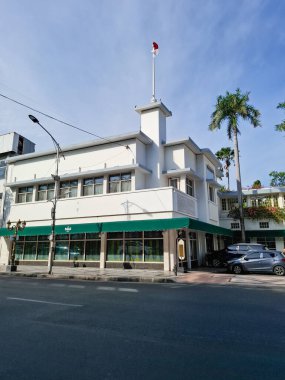 Surabaya - Endonezya, 30 Eylül 2024 Majapahit Hotel 'in sol tarafı, eski adıyla Orange Hotel, Kızıl ve Beyaz Hollanda bayrağının kırmızı ve beyaz Endonezya bayrağına çekildiği yer..