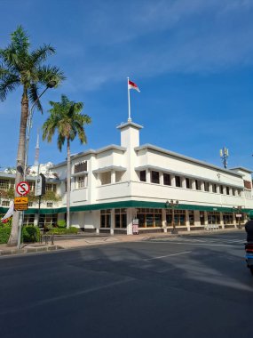 Surabaya - Endonezya, 30 Eylül 2024 Majapahit Hotel 'in sağ tarafı, eski adıyla Orange Hotel, Kızıl ve Beyaz Hollanda bayrağının kırmızı ve beyaz Endonezya bayrağına çekildiği yer..