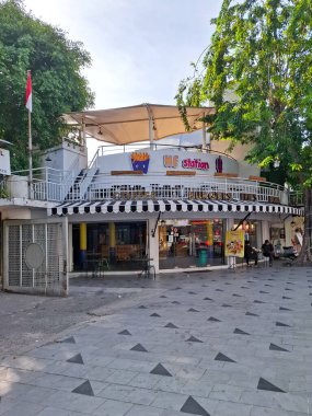 Surabaya - Endonezya, 30 Eylül 2024, eski bir Hollanda Koloni binası, kafe olarak çalışan çeyrek daire şeklinde. Surabaya 'nın ikonik Tunjungan caddesinde..