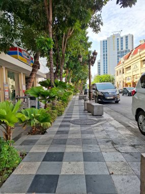 Surabaya - Endonezya, 30 Eylül 2024 Surabaya 'nın ikonik Tunjungan Caddesi' nin yanında güzel, temiz bir yaya kaldırımı..