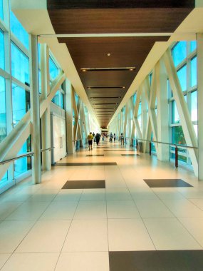 Surabaya - Endonezya, 12 Eylül 2024 Surabaya 'daki iki büyük alışveriş merkezini birbirine bağlayan lüks köprü, rahat, lüks ve ziyaretçiler için kolaylaştırıyor..