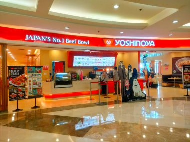 Surabaya - Endonezya, 12 Eylül 2024 Japon restoranı Yoshinoya 'nın ön manzarası, zarif, genç, neşeli ve davetkar. Göz düzeyi görünümü.