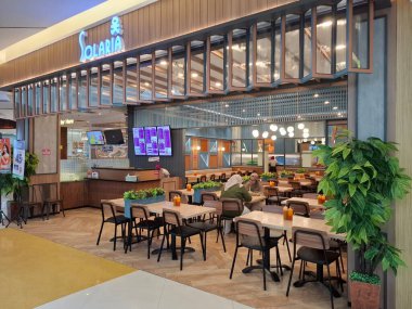 Surabaya - Endonezya, 9 Ekim 2024 Solaria restoranı manzaralı modern tasarım atmosferi, rahat. Göz düzeyi görünümü.
