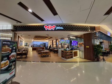 Surabaya - Endonezya, 9 Ekim 2024.Cafe MM Juice 'un modern, basit ve çekici tasarım atmosferine bakınız. Göz düzeyi görünümü.