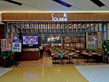 Surabaya - Endonezya, 9 Ekim 2024 Solaria restoranı manzaralı modern tasarım atmosferi, rahat. Göz düzeyi görünümü.