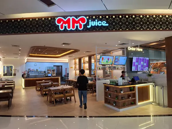 Surabaya - Endonezya, 9 Ekim 2024.Cafe MM Juice 'un modern, basit ve çekici tasarım atmosferine bakınız. Göz düzeyi görünümü.