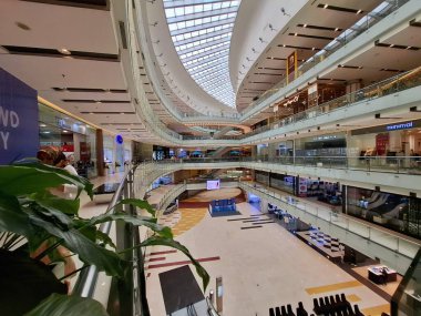 Surabaya - Endonezya, 9 Ekim 2024.Alışveriş Merkezi 'nin merkezinde geniş bir boşluk var, tavan pencereleri güneşten gelen doğal ışık sağlıyor.. 