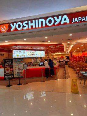 Surabaya - Endonezya, 9 Ekim 2024 Japon atmosferi, hafif ve çekici ahşap elementlerle birlikte Yoshinoya Restoranı manzarası. Göz düzeyi görünümü.