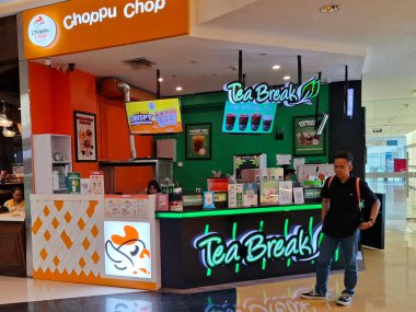 Surabaya - Endonezya, 8 Ekim 2024 Çay molası ve Choppu Chop 'un Surabaya' daki bir alışveriş merkezindeki yiyecek ve içecek stantları. Göz görünümü düzeyi.