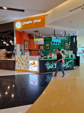 Surabaya - Endonezya, 8 Ekim 2024 Çay molası ve Choppu Chop 'un Surabaya' daki bir alışveriş merkezindeki yiyecek ve içecek stantları. Göz görünümü düzeyi.