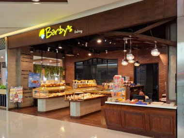 Surabaya - Endonezya, 9 Ekim 2024 Barby Fırını önündeki mağaza, açık ve zarif bir tasarım müşterilerin seçmesini kolaylaştırıyor. Göz görünümü düzeyi.
