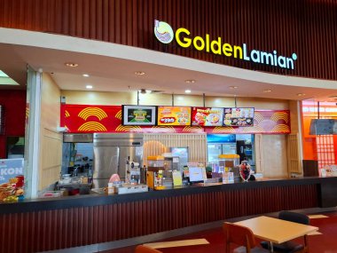 Surabaya - Endonezya, 8 Ekim 2024 Altın Lamian standı Japon spesiyallerine hizmet veriyor. Tahta dizayn ve tipik Japon aksesuarları, Surabaya 'da bir alışveriş merkezinde. Göz görünümü düzeyi.