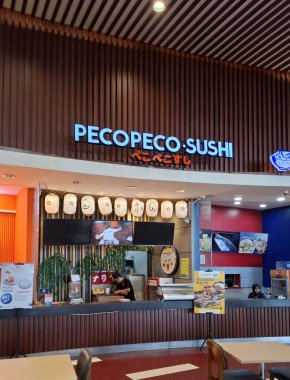 Surabaya - Endonezya, 8 Ekim 2024 Peco peco Sushi standı Japon Gıda spesiyaliteleri servis ediyor. Modern ahşap dizayn, zarif görünüyor, Surabaya 'daki alışveriş merkezinin içinde. Göz görünümü düzeyi.