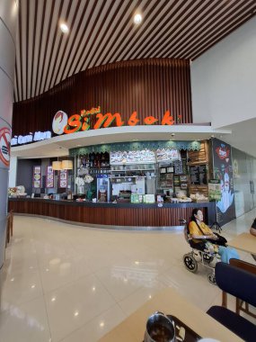 Surabaya - Endonezya, 9 Ekim 2024 Simbok yemek standının ön görüntüsü, yani annem, geleneksel Endonezya Javalı süs eşyalarıyla tasarlandı. Göz görünümü düzeyi.