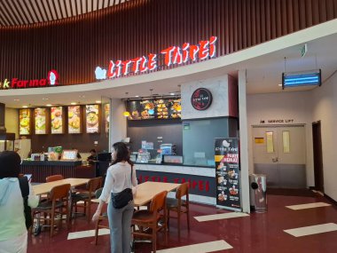 Surabaya - Endonezya, 8 Ekim 2024 Küçük Tai Pei standının Çin yemekleri servis edişi. Modern ahşap dizayn, zarif görünüyor, Surabaya 'da bir alışveriş merkezinin içinde. Göz görünümü düzeyi.