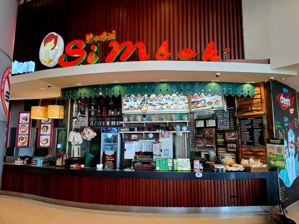 Surabaya - Endonezya, 9 Ekim 2024 Simbok yemek standının ön görüntüsü, yani annem, geleneksel Endonezya Javalı süs eşyalarıyla tasarlandı. Göz görünümü düzeyi.