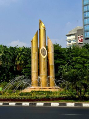 Surabaya - Endonezya, 13 Ekim 2024 Surabaya 'nın Bambu Runcing Anıtı, Hollanda sömürgecilerine karşı bağımsızlık mücadelesinde kahramanların hizmetini anmaktadır. Göz görünümü düzeyi.