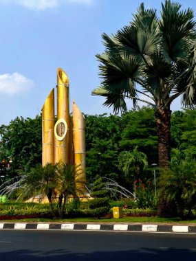 Surabaya - Endonezya, 13 Ekim 2024 Surabaya 'nın Bambu Parçalanan Anıtı, Hollanda sömürgecilerine karşı savaşan kahramanların bağımsızlıklarını savunmada verdikleri hizmetleri anmaktadır. Bitki önplanı.