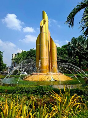 Surabaya - Endonezya, 13 Ekim 2024 Surabaya 'nın Bambu Runcing Anıtı, Hollanda sömürgecilerine karşı bağımsızlık mücadelesinde kahramanların hizmetini anmaktadır. Göz görünümü düzeyi.