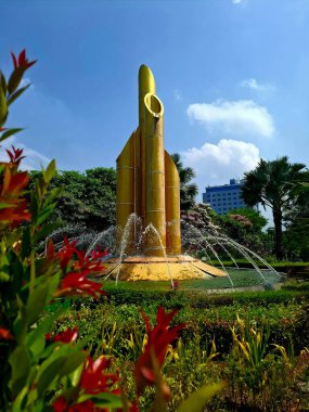 Surabaya - Endonezya, 13 Ekim 2024 Surabaya 'nın Bambu Parçalanan Anıtı, Hollanda sömürgecilerine karşı savaşan kahramanların bağımsızlıklarını savunmada verdikleri hizmetleri anmaktadır. Bitki önplanı.