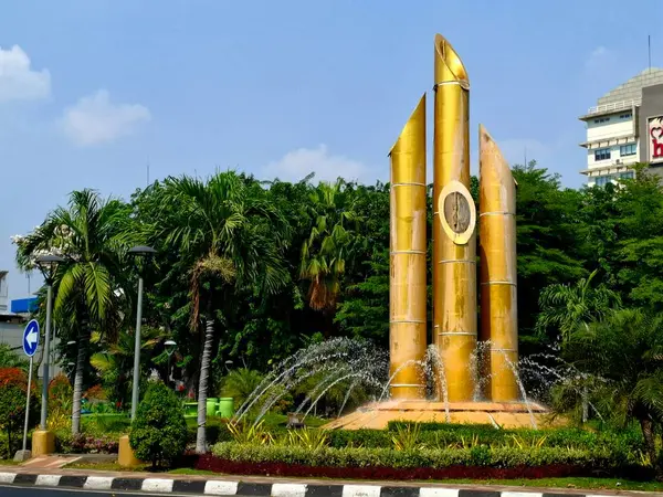 Surabaya - Endonezya, 13 Ekim 2024 Surabaya 'nın Bambu Runcing Anıtı, Hollanda sömürgecilerine karşı bağımsızlık mücadelesinde kahramanların hizmetini anmaktadır. Göz görünümü düzeyi.