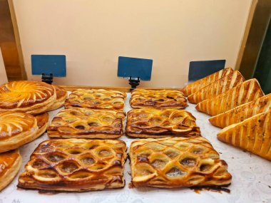 Cam vitrindeki muzlu pasta müşterilere çok çekici geliyor..