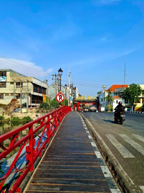 Surabaya - Endonezya, 18 Ekim 2024 Kızıl Köprü Atmosferi Jembatan Merah Endonezya bağımsızlığı savaşının gerçekleştiği tarihi köprülerden biri.