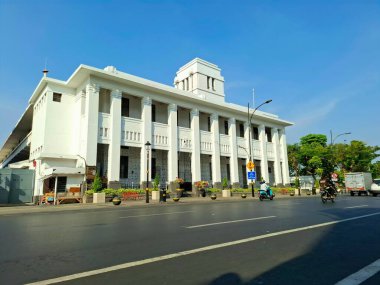 Surabaya - Endonezya, 18 Ekim 2024. Surabaya 'nın Eski Kasabası' ndaki Internatio Binası 'nın yan manzarası. Endonezya 'nın bağımsızlığı döneminde tarihi yapılanma.