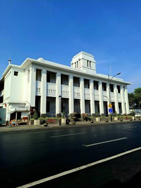 Surabaya - Endonezya, 18 Ekim 2024. Surabaya 'nın Eski Kasabası' ndaki Internatio Binası 'nın yan manzarası. Endonezya 'nın bağımsızlığı döneminde tarihi yapılanma.