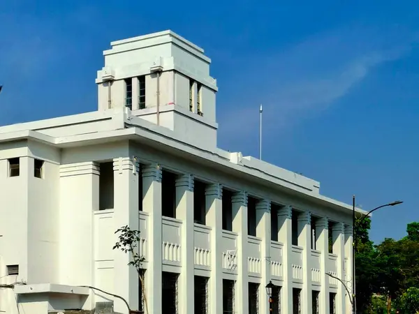 Surabaya - Endonezya, 18 Ekim 2024 Shadow Surabaya 'nın Eski Kasabası' ndaki Internatio Binası 'nın mimari bir unsuru olarak güneş ışığından uzak. Endonezya 'nın bağımsızlığı döneminde tarihi yapılanma.