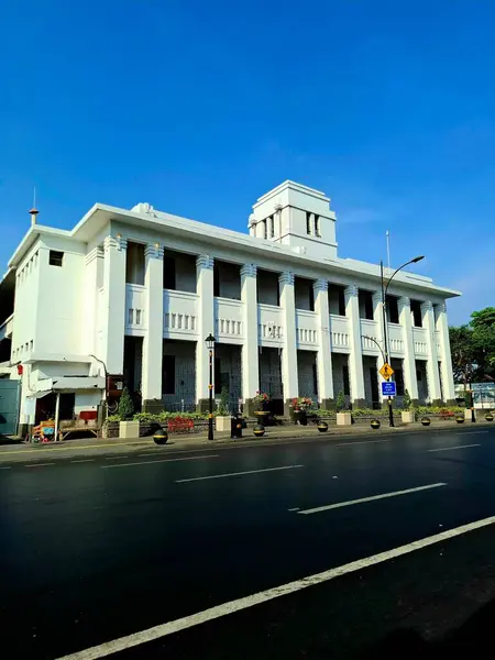 Surabaya - Endonezya, 18 Ekim 2024. Surabaya 'nın Eski Kasabası' ndaki Internatio Binası 'nın yan manzarası. Endonezya 'nın bağımsızlığı döneminde tarihi yapılanma.