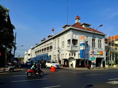 Surabaya - Endonezya, 18 Ekim 2024 BRI Bank Office 'in Surabaya' nın Eski Şehir Bölgesi 'ndeki antik bir binadaki ön görüntüsü.
