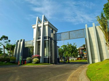 Surabaya - Endonezya, 19 Ekim 2024.Front View perspektifi. Zarif, modern ve çok çekici bir tasarım. Güneşli bir sabahta.