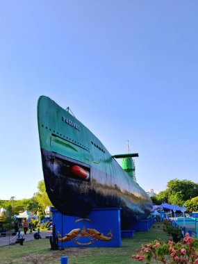 Surabaya - Endonezya, 27 Ekim 2024 Denizaltı Pasopati 'nin Surabaya Denizaltı Anıtı Müzesi' ndeki ön görüntüsü. Düşük görüş seviyesi, öğleden sonra..