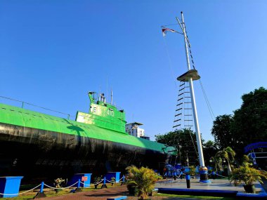 Surabaya - Endonezya, 27 Ekim 2024 Surabaya Denizaltı Denizaltı Anıtı Müzesi 'nin Conning Tower of the Submarine Pasopati yan görüntüsü. Düşük görüş seviyesi, öğleden sonra..