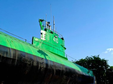 Surabaya - Endonezya, 27 Ekim 2024 Surabaya Denizaltı Denizaltı Anıtı Müzesi 'nin Conning Tower of the Submarine Pasopati yan görüntüsü. Düşük görüş seviyesi, öğleden sonra..