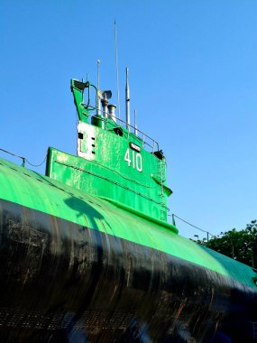 Surabaya - Endonezya, 27 Ekim 2024 Surabaya Denizaltı Denizaltı Anıtı Müzesi 'nin Conning Tower of the Submarine Pasopati yan görüntüsü. Düşük görüş seviyesi, öğleden sonra..