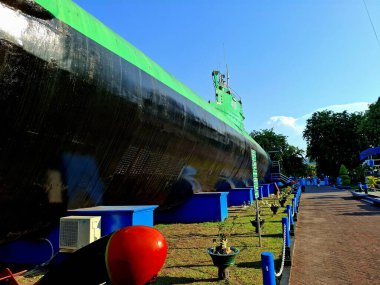 Surabaya - Endonezya, 27 Ekim 2024 Surabaya Denizaltı Anıtı Müzesi 'nde denizaltı Pasopati' nin pruvadan kıça görüntüsü. Öğleden sonra..