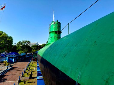 Surabaya Endonezya, 27 Ekim 2024 Surabaya Denizaltı Anıtı Müzesi 'nde denizaltı Pasopati' nin pruvadan kıça görüntüsü. Öğleden sonra..