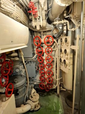 Surabaya, Endonezya, 27 Ekim 2024 Surabaya Denizaltı Anıtı 'ndaki Pasopati denizaltısında çeşitli destek ekipmanları bulundu..