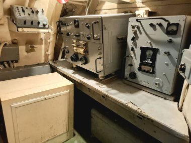 Surabaya, Endonezya, 27 Ekim 2024.İletişim ekipmanı ve anten Surabaya Denizaltı Anıtı 'nda..